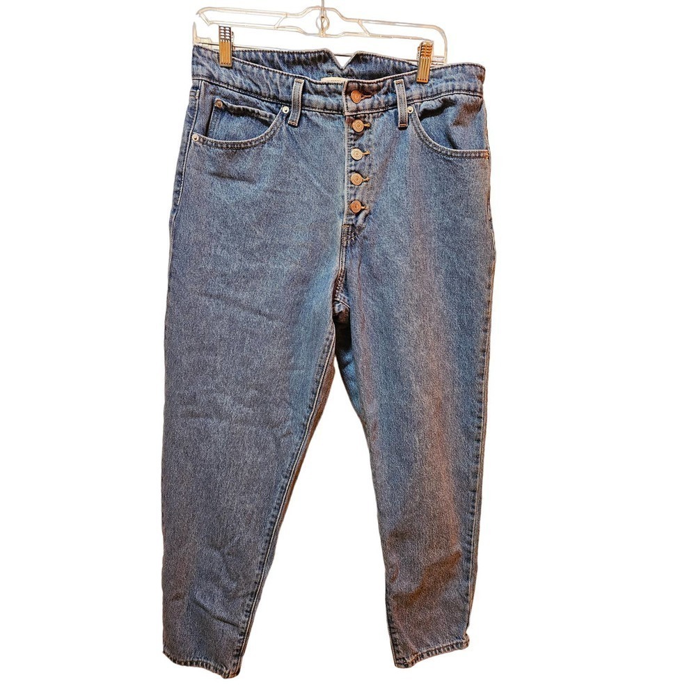 Levi's High Waist mom jeans. 31. Front buttons.  Comfy. Blue Jeans.‎